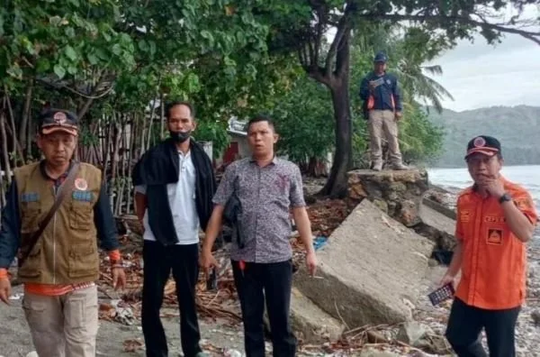 BPBD Majene dan BPBD Sulbar saat meninjau tanggul di Sirindu, Pamboang, Majene. Dok. Ist