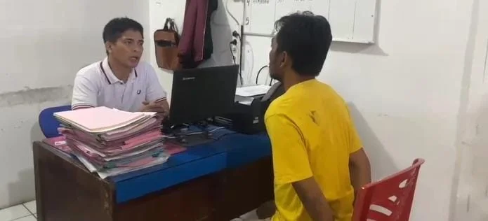 Polisi mengamankan seorang pria berinisial HN yang diduga melakukan penikaman terhadap rekan kerjanya hingga meninggal dunia di Kecamatan Biringkanaya, Kota Makassar, Sabtu (17/10/2026). (Foto: Dok. Polsek Biringkanaya)