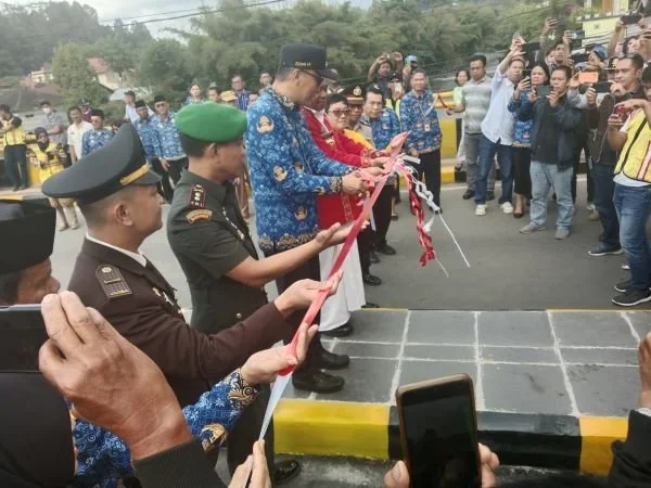 Pj Gubernur Sulsel saat meresmikan Jembatan Malango' (Dok : Jerni KabarMakassar).