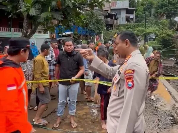 Kapolres Jeneponto saat meninjau lokasi banjir dan longsor di Desa Bontotiro (Dok : Ist).