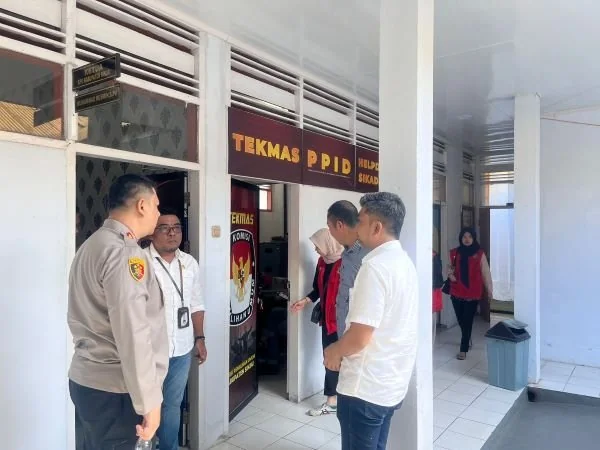 Kapolres Sinjai AKBP Harry Azhar Hasry saat mengunjungi Kantor Komisi Pemilihan Umum (KPU) Kabupaten Sinjai  (Dok : ist).