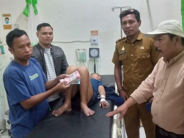 Penyerahan bantuan Pemprov kepada penerima (Dok : ist).