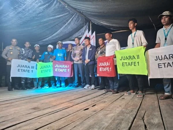 Para pemenang etape 1 Sandeq Silumba 2025 saat menerima hadiah di Pamboang Majene  (Dok : Ist).