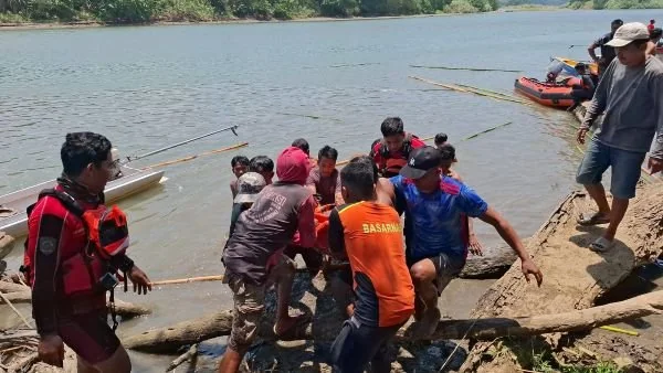 Evakuasi yang dilakukan oleh Tim SAR Gabungan di sungai Karama (Dok: Ist)