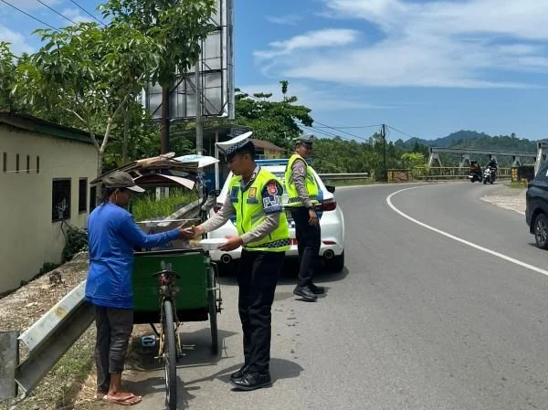 Ditlantas Polda Sulbar Bagi Makanan Gratis ke Pengguna Jalan. (Dok: Ist)