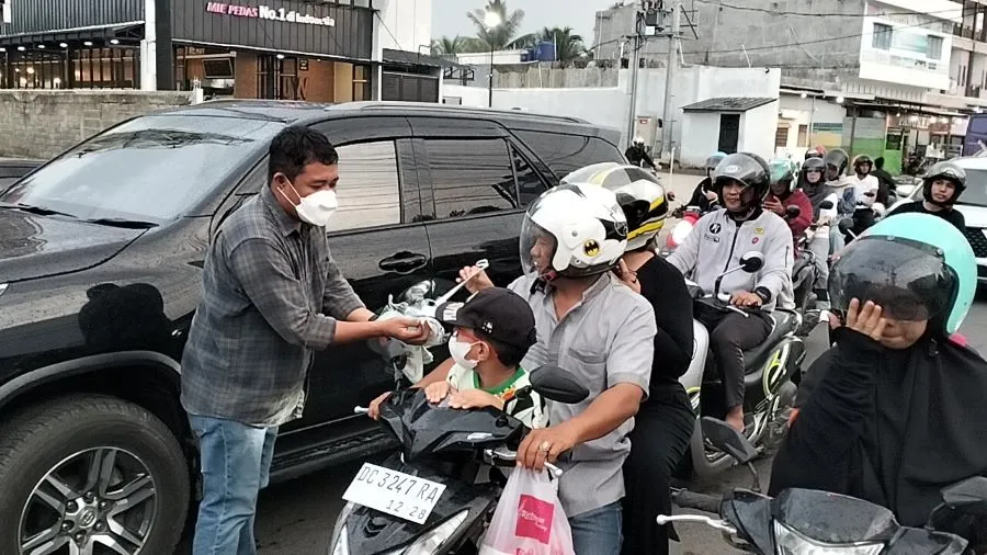 Direktur Malaqbi Institute, Kamin Islamin saat membagikan masker di Jalan Jenderal Sudirman Karema (Dok: Muh Rizaldy Andi Djemmang KabarMakassar)