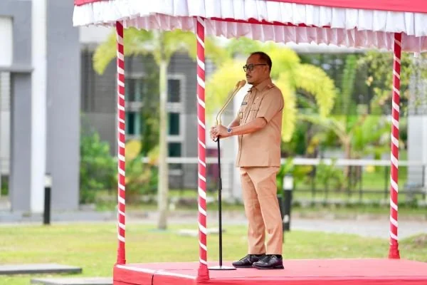 Gubernur Sulbar saat memimpin apel besar Lingkup Pemprov Sulbar (Dok: Ist)