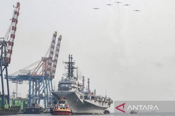 Kapal induk ITS Giuseppe Garibaldi-551 tiba di Dermaga 107 Pelabuhan Tanjung Priok, Jakarta, Jumat (18/9/2026). Kapal induk tersebut akan digunakan untuk Operasi Militer Selain Perang (OMSP), khususnya dalam penanganan bencana dan bantuan kemanusiaan, ser