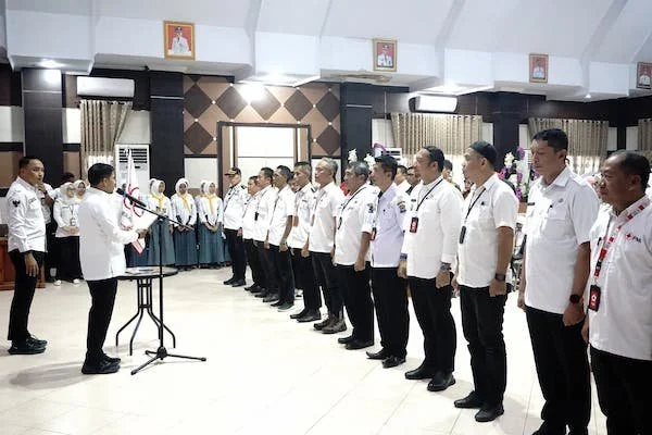 Wabup Jeneponto, Islam Iskandar, mengukuhkan Pengurus Kecamatan saat membuka Muskab PMI ke 10 di Aula Rujab Bupati. (Ist).