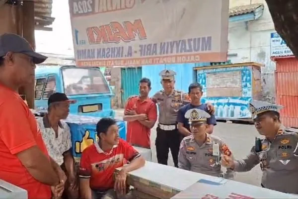 Satlantas Polres Sinjai  saat menggelar kegiatan edukasi kepada pengguna jalan (Dok : Ist).