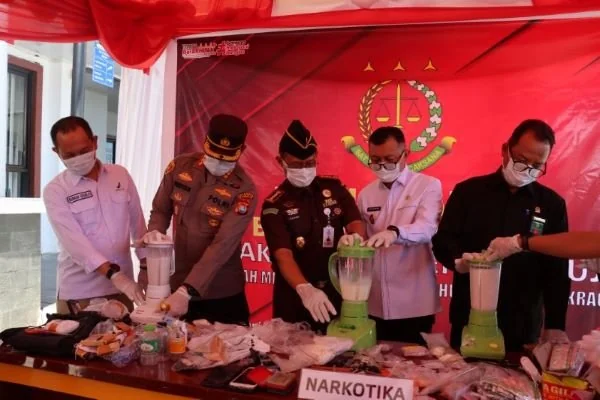 Forkopimda Kabupaten Mamuju saat memusnahkan narkotika dan barang bukti di Kejari Mamuju. (Dok: Ist)