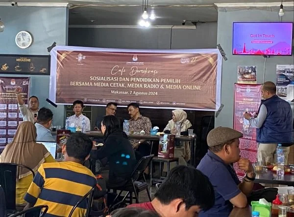 Diskusi cafe demokrasi, dengan mendatangkan narasumber di antarnya, Ketua KPU Sulsel periode 2008, Mappinawang, Anggota KPU Sulsel, Hasruddin, Anggota Bawaslu Sulsel  (Dok : Ist).