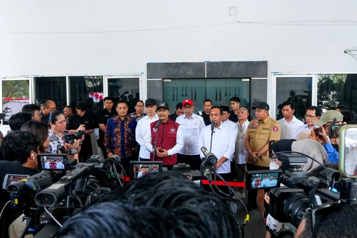 Menteri Sosial (Mensos) Saifullah Yusuf dan Gubernur Sulawesi Selatan Andi Sudirman Sulaiman