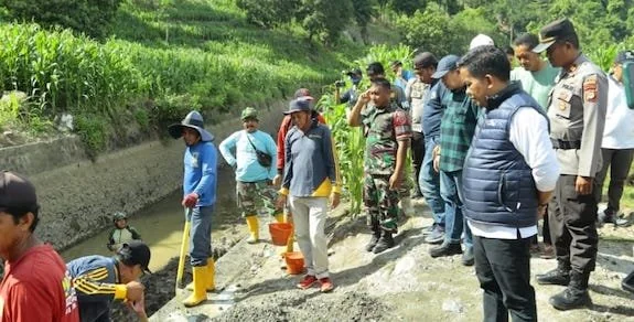 Pj Bupati Jeneponto, Junaedi Bakri saat memantau Kerusakan Saluran Irigasi Kareloe (ist).