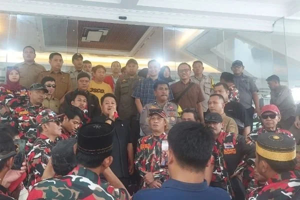 Ketua Komisi D DPRD Kota Makassar, Ari Ashari Ilham saat Menerima Masa Aksi Laskar Merah Putih, (Dok: Sinta Kabar Makassar).