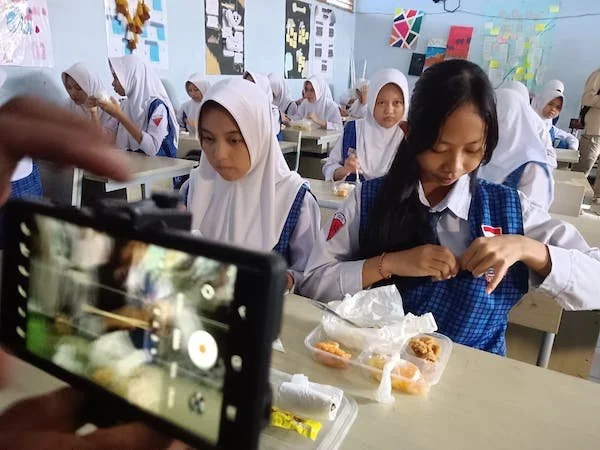 Siswa saat menerima MBG di sekolah (dok. Kabar Makassar)