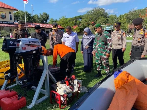 Sekda Jeneponto, Maskur bersama Dandim beserta Forkopimda, saat mengecek peralatan Tim BPBD dalam menghadapi Potensi Bencana Alam.