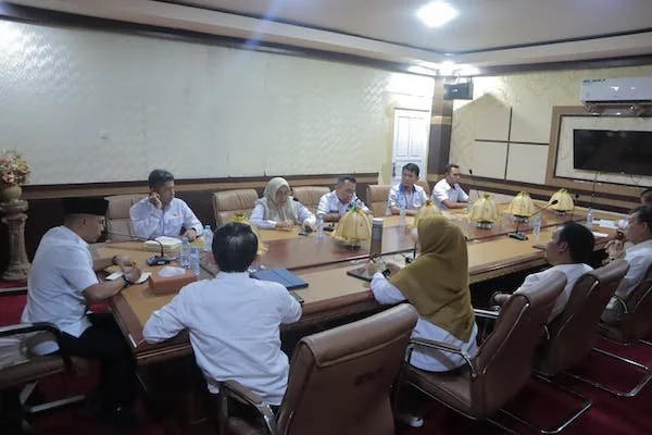 Wakil Bupati Islam Iskandar, saat memimpin rapat pembahasan teknis terkait rencana aksi pemindahan kantor Dinas Kependudukan dan Pencatatan Sipil (Disdukcapil) serta Dinas Sosial (Dinsos) Kabupaten Jeneponto. (Ist).