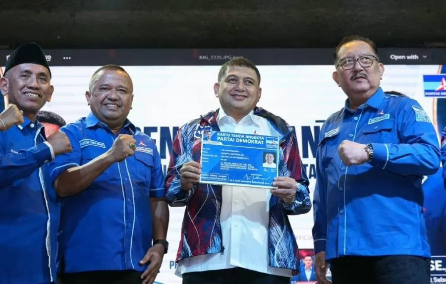 Wali Kota Makassar Munafri Arifuddin saat terima KTA Demokrat dan kenakan jaket Demokrat (Dok: KabarMakassar)