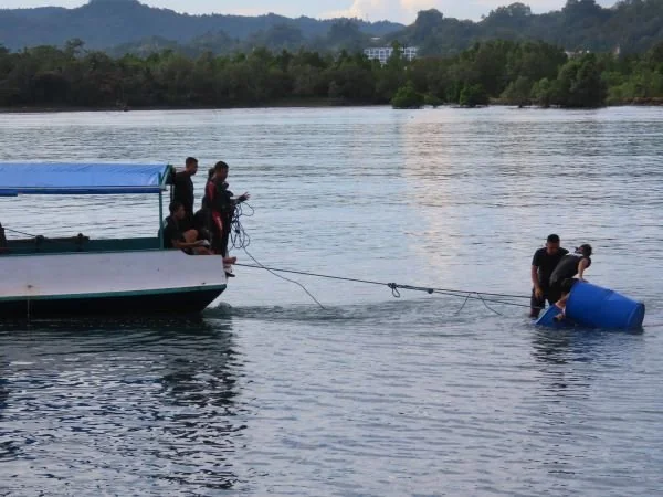 Prajurit Lanal Mamuju saat melepas terumbu karang buatan (Dok :; Aldy KabarMakassar).