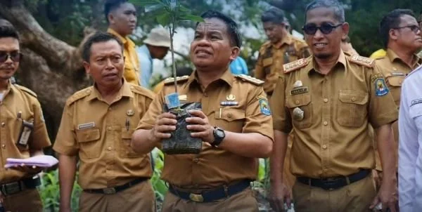 Pj Bupati Jeneponto, Junaedi Bakri bersama sejumlah Pju saat melakukan penanaman pohon di Agrowisata Desa Kassi (Dok : ist).
