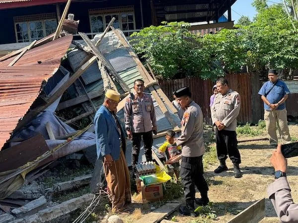 Wakapolres Jeneponto, Kompol Sahabuddin, bersama Kasat Binmas AKP M. Natsir dan sejumlah personel, saat mendatangi kediaman Amiruddin (56) di Lingkungan Bungung Ba’do, Kelurahan Panaikang.