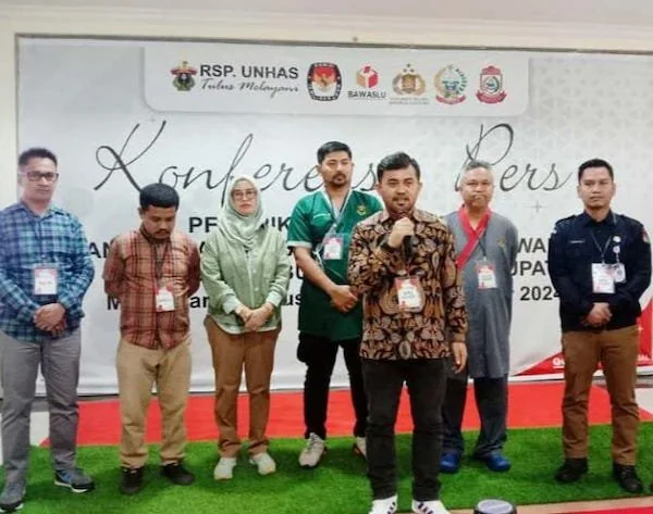Ketua KPU Lutim Irfan Lahabu memberi keterangan pers pada pemeriksaan kesehatan bakal paslon bupati dan wakil bupati Lutim di RS Unhas, Makassar, Sabtu (31/8). Dok KabarMakassar.com