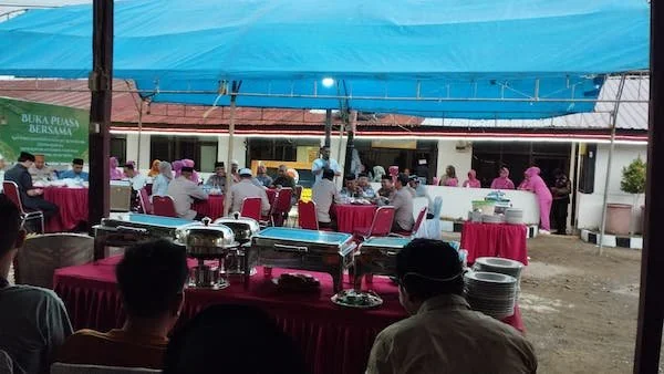 Kasat Narkoba Polres Jeneponto, AKP Baharuddin saat memberikan sambutan di acara Bukber awak media dihalaman mapolres Jeneponto. (Foto/ullah).