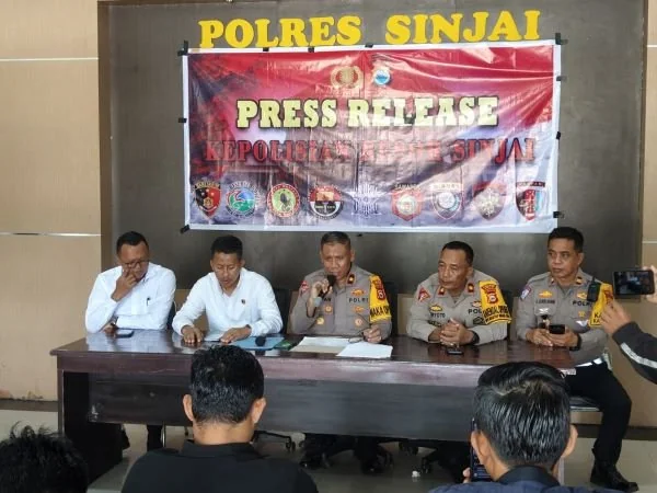 Kapolres Sinjai yang diwakili oleh Wakapolres Sinjai Kompol Tamar didampingi Kabag Ops Polres Sinjai saat menggelar Jumpa Pers terkait capaian Kinerja 2024 (Dok : Ist).