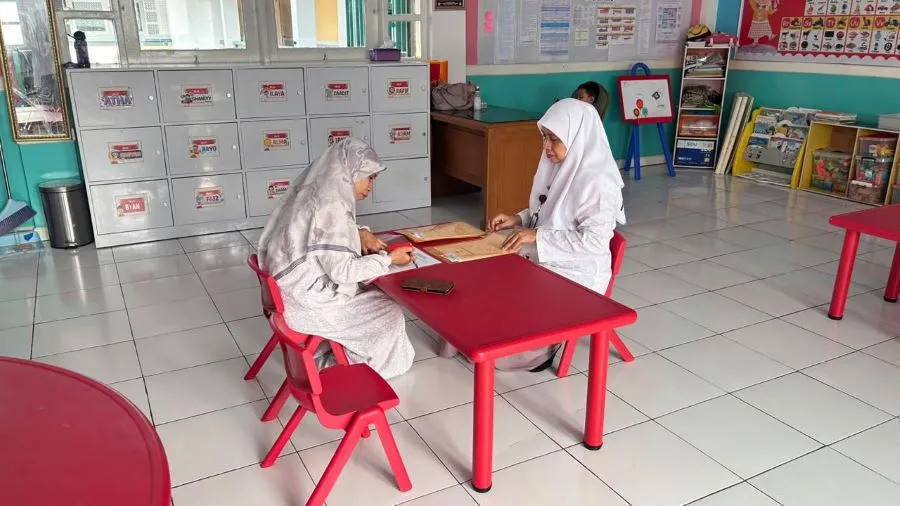 Guru TK Islam Athirah Baruga menjelaskan laporan perkembangan anak kepada orang tua siswa (Dok: Ist)