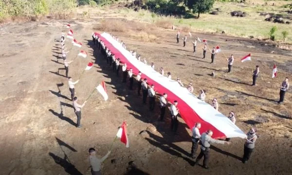 Polres Takalar Kibarkan Bendera Merah Putih Raksasa di Puncak Bulu Pe’da (Dok : Ist).