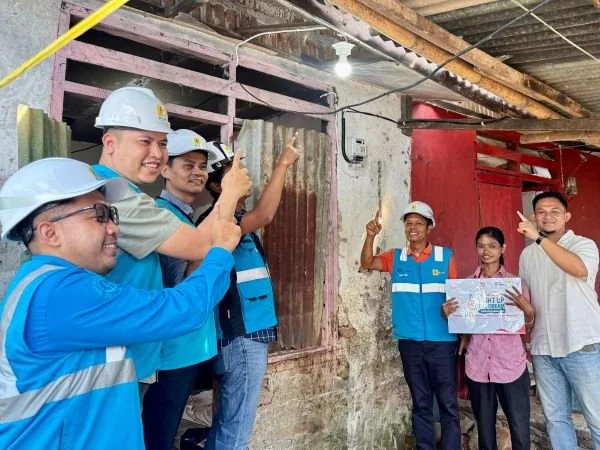 Kado Kemerdekaan Republik Indonesia, Donasi Insan PLN UID Sulselrabar Bantu Nyalakan Sambungan Listrik di 216 Rumah (Dok : Ist).