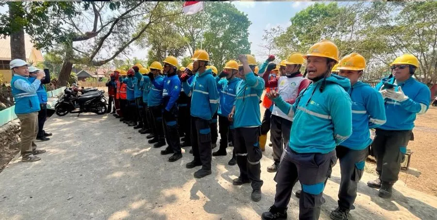 Tim PLN ULP Kalebajeng mengikuti safety briefing dan doa pagi sebelum pemeliharaan jaringan listrik di Kabupaten Gowa (Dok: Ist)
