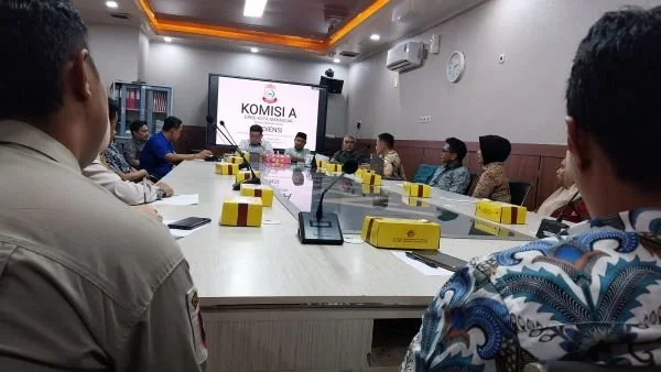Audiensi aliansi honorer R2 dan R3 Makassar bersama Komisi A DPRD Kota Makassar (Dok: Sinta Kabarmakassar).