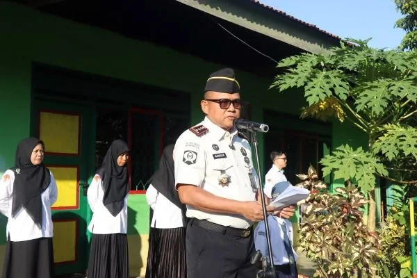 Kepala Lembaga Pemasyarakatan Kelas IIA Bulukumba, H. Mansur bertindak sebagai Inspektur Upacara pada hari pertama masuk sekolah Tahun Ajaran 2026/2027 di MTs Muhammadiyah Kampung Baru. (Dok: Ist)