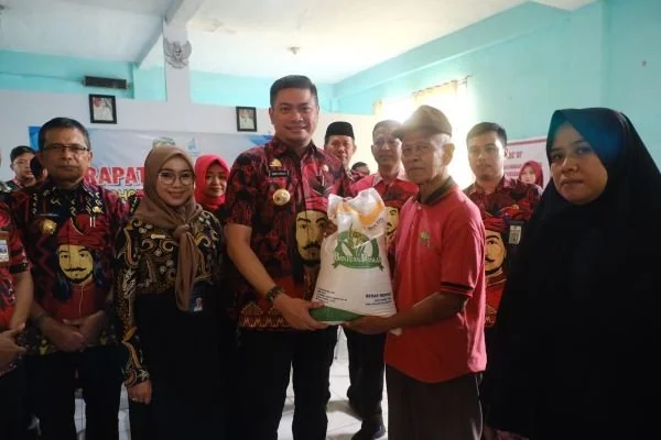 Bupati Gowa, Adnan Purichta Ichsan dan Bulog Makassar melepas secara langsung bantuan pangan tahap 2 tahun 2024.