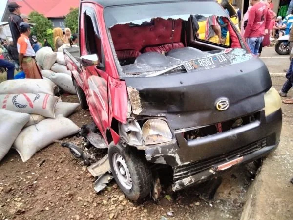 Kondisi mobil pick up Daihatsu grand max warna merah nopol. DW 8587 DA yang dikemudikan oleh Ismail (21).