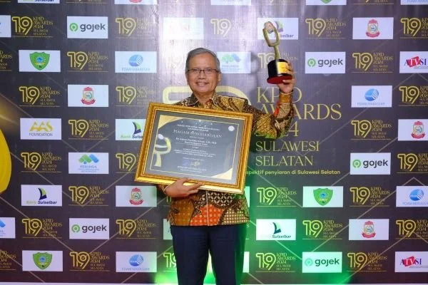 Kepala Dinas Komunikasi Informatika Statistik dan Persandian Kabupaten Gowa, Arifuddin Saeni saat menerima penghargaan (Dok : Ist).
