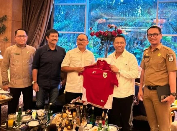 Gubernur Sulbar Suhardi Duka silaturahmi dengan Sekjen PSSI Yunus Nusi bersama Pelatih Timnas U-23 Indra Sjafri di Jakarta. Dok. Ist