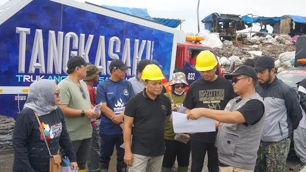 Plt Kepala DLH Kota Makassar, Ferdy Mochtar saat melalukan penanganan sampah, Selasa (09/07).