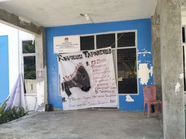 Suasana Kantor Desa Tapandullu yang disegel warga (Dok : Ist).