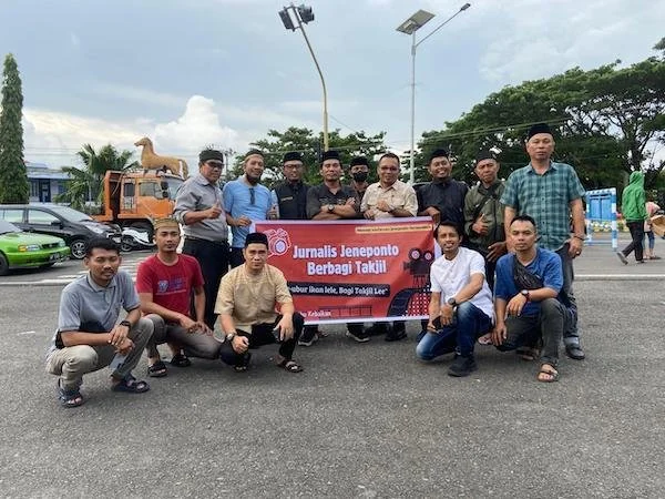 Jurnalis Jeneponto saat melakukan swafoto bersama Kadis Dukcapil, Mustaufiq sebelum melakukan bagi-bagi takjil. (Ist).