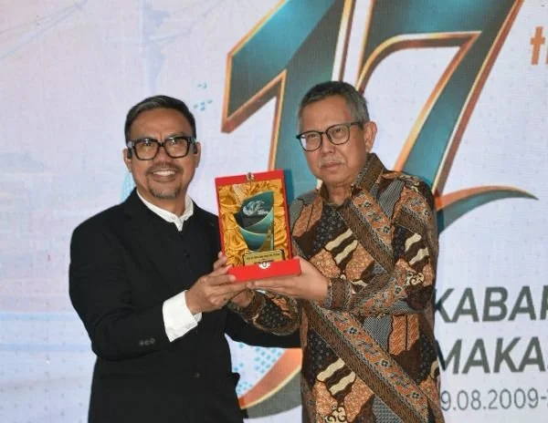 Prof Aidir Amin Daud menerima penghargaan Lifetime Achievement dari KabarMakassar (Dok: KabarMakassar)