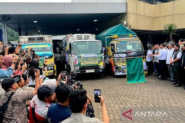 Menteri Pertanian Andi Amran Sulaiman didampingi Wakil Menteri Pertanian Sudaryono dan pejabat lainnya melepas bantuan kemanusiaan sebanyak 207 truk logistik untuk daerah terdampak bencana banjir dan longsor di Pulau Sumatera di Jakarta, Kamis (4/12/2025)