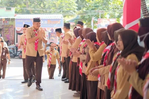 Bupati Bantaeng, M. Fathul Fauzy Nurdin bersama Wakil Bupati Bantaeng, H. Sahabuddin saat menghadiri Upacara Apel di Lapangan Pantai Seruni (Dok : Ist).