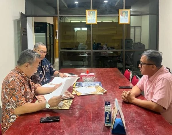 Kabag pemkesra Sulbar saat menyerahkan surat keputusan Gubernur Sukbar kepada Sekretaris Daerah Kabupaten Pasangkayu, Moh. Zain Machmoed. (Dok: Ist)