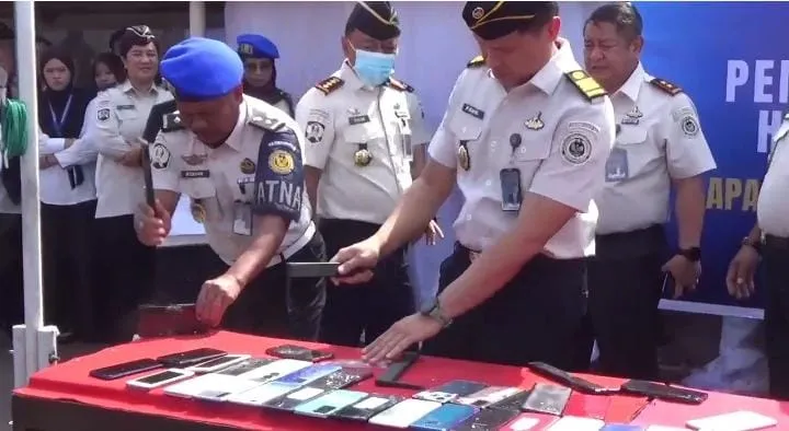 Pemusnahan 111 unit telepon genggam hasil sitaan dari Warga Binaan Pemasyarakatan (Dok: Ist)