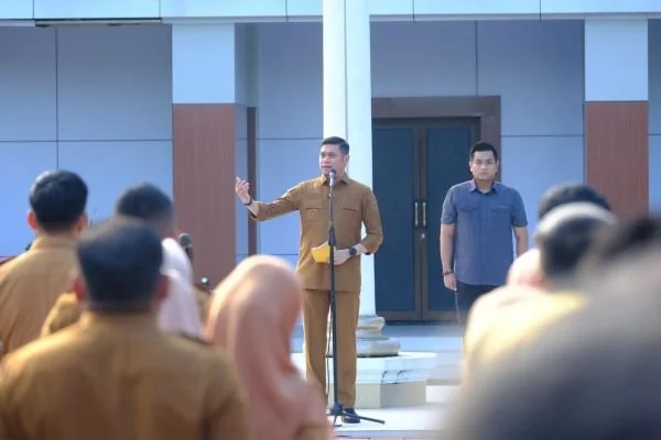 Bupati Gowa, Adnan Purichta Ichsan memimpin langsung apel besar untuk mengecek kedisipilinan para Aparatur Sipil Negara (ASN) Lingkup Pemkab Gowa.