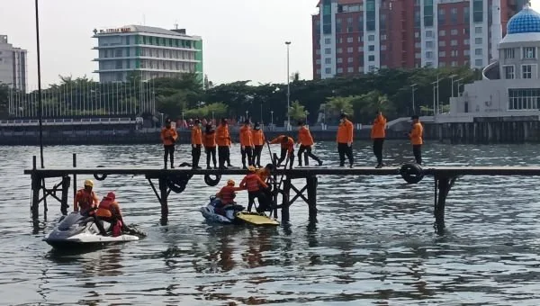 Atraksi Penyelamatan BPBD Makassar (Dok: Sinta KabarMakassar).