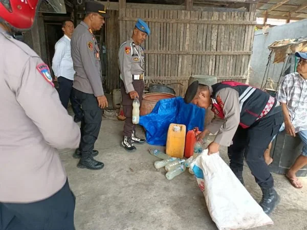 Jajaran Polres Jeneponto, saat mengamankan miras dalam razia KRYD (Dok : Ist).